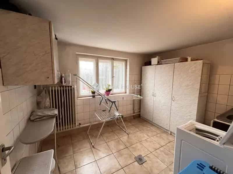 Várpalotai családi ház eladó 180m² 3 szintes melléképülettel
