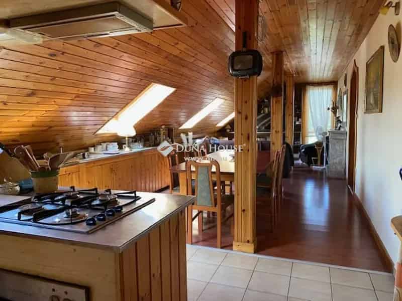 Bicskei üzletház 2 luxuslakással eladó