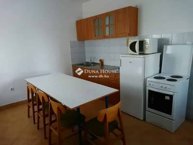 1320 m2-es Udvar es 198 m2-es Epulet Kiado Esztergom Ipari Park Kozelben