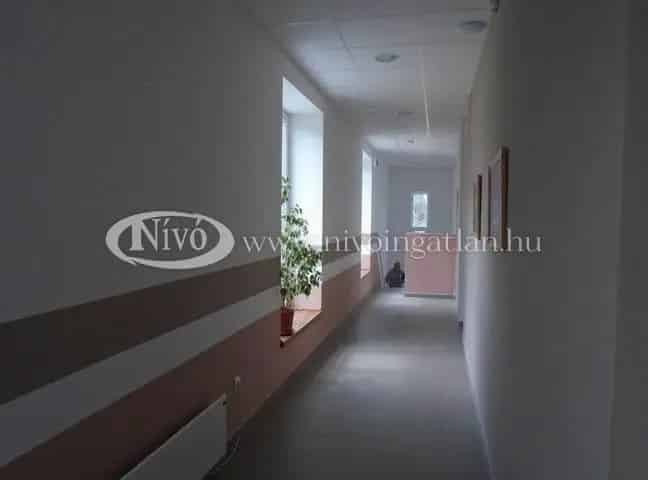 Veszprém Egyetemi városrész 354 m2-es felújított irodaház eladó
