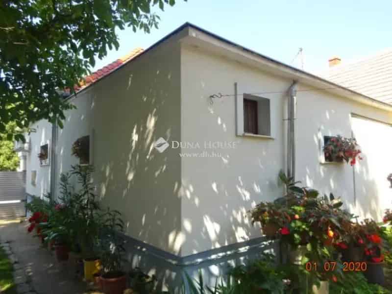 Kompolti felújított ingatlan eladó 960 m2 telekkel