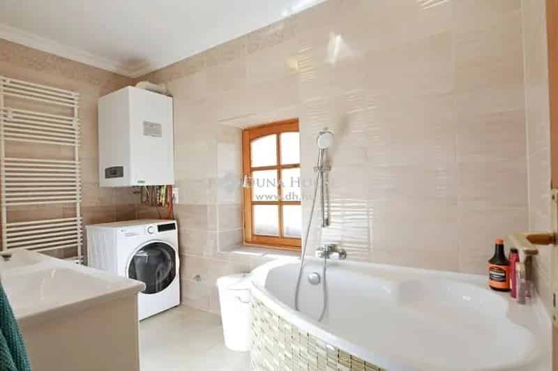 Vízparti családi ház Tasson - 190 m2 - 5 szoba - 3 fürdő