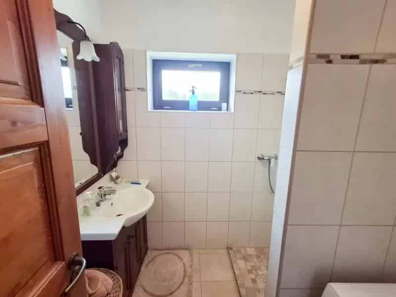 Pomáz Ikerház fél eladó 4 szoba 380m2 telekkel