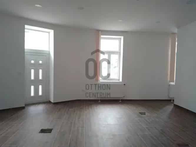Komáromi eladó üzlethelyiség 104 m2 belváros