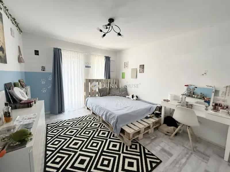 Modern családi ház Szalántán 300 m2-es medencével és szaunával