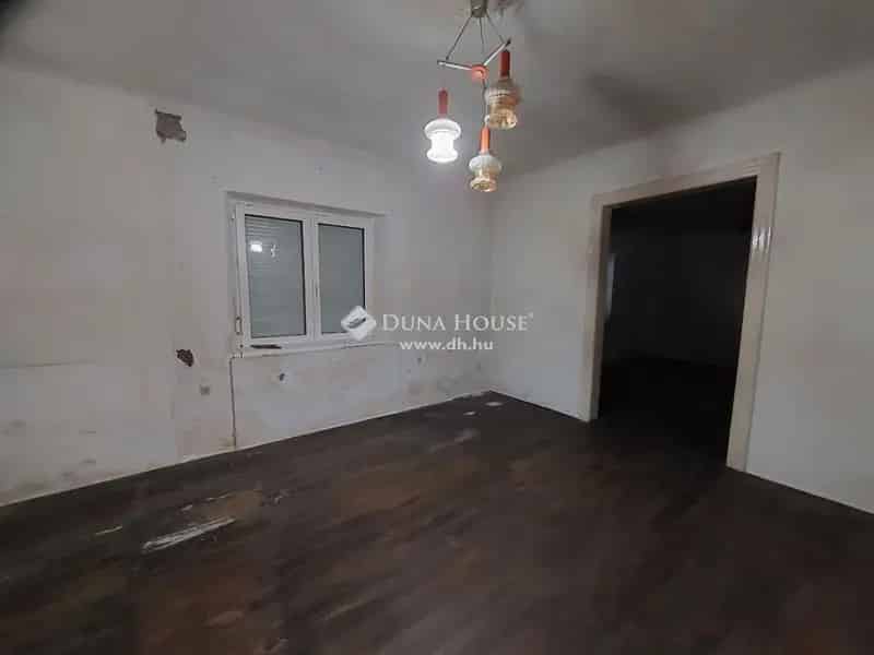 Baja központi 70 m2-es 2 szobás felújítandó ház 329 m2-es telken