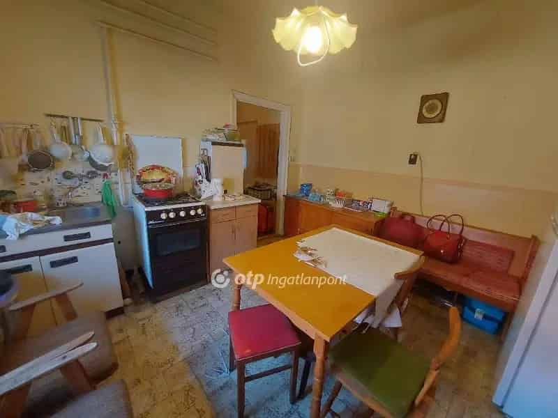 Felujitando ikerhaz Debrecenben 742m2-es telken