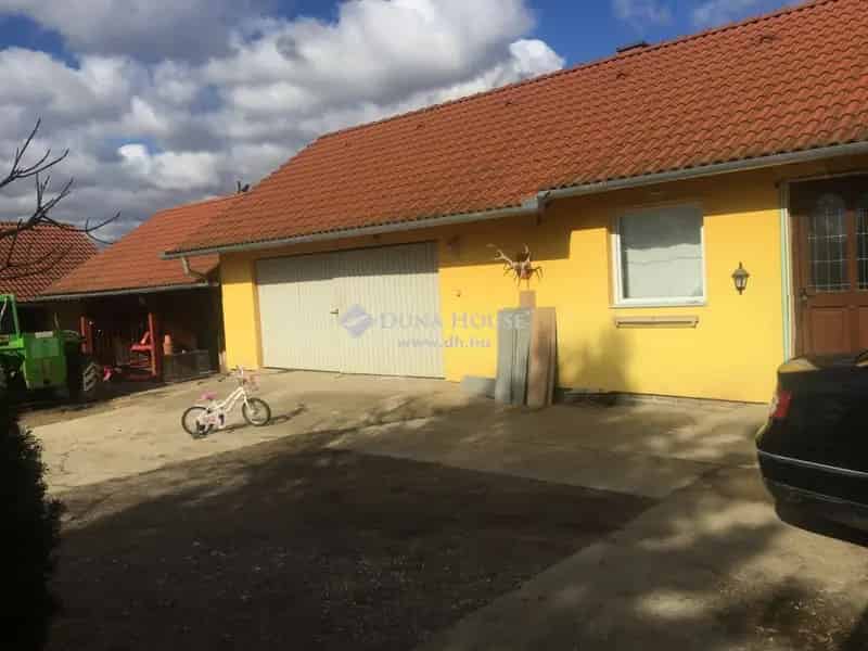 Újpetrén eladó többfunkciós épületkomplexum