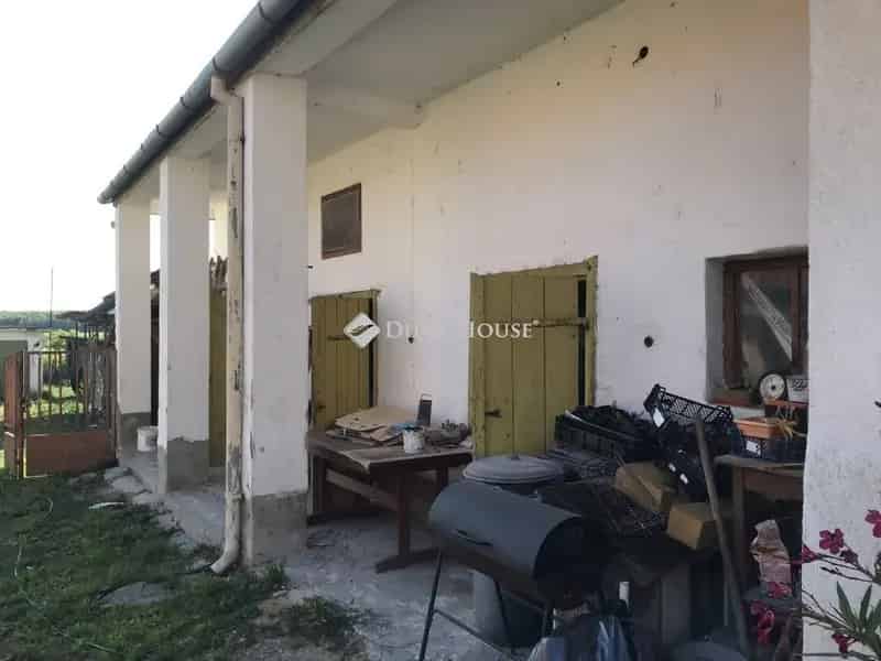80 nm-es ház eladó Pátkán - 4 szoba, 2 garázs, gazdasági épületek