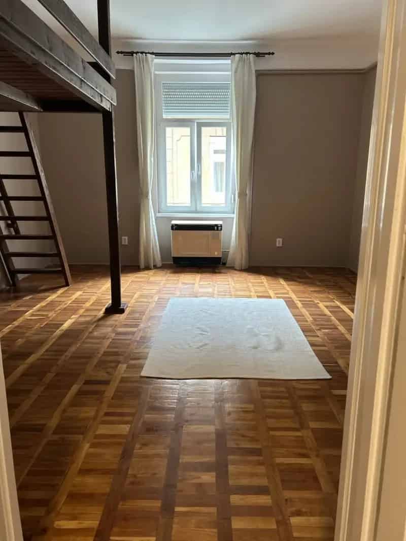 Felujitott Garzonlakas Budapesten Galeriaval Gepesitett konyhaval