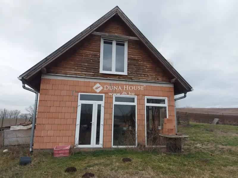 Csomádi tanya eladó 10298 nm telken 400 nm épülettel