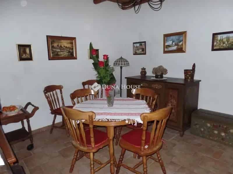 Balatonlellei felújított családi ház eladó 140 m2 2565 m2 telekkel