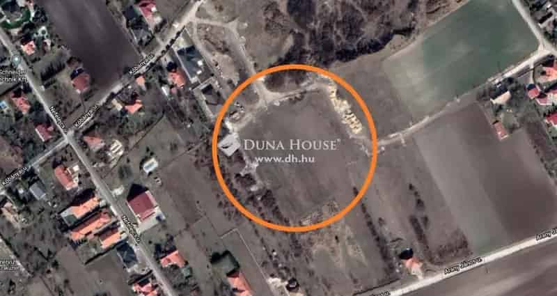 Úrhida közeli 1124 m2-es építési telek eladó ikerház építésére