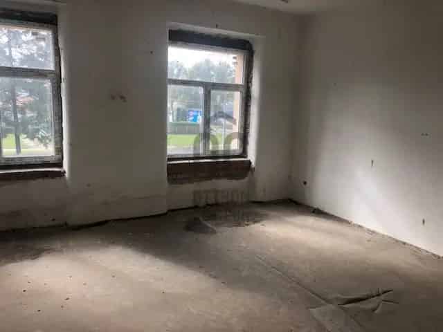 7-es út melletti 5000 m2-es laktanya épület eladó