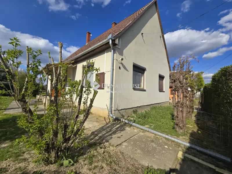 Pécs közeli 3 hálószobás családi ház 4000 nm-es telekkel eladó