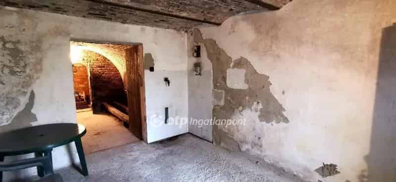 1304 m2-es Fásított Telek 36 m2-es Présházzal Tápszentmiklós Határában