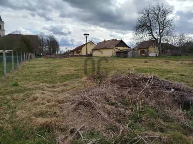 Újszászi eladó telek 920 m2 központi helyen