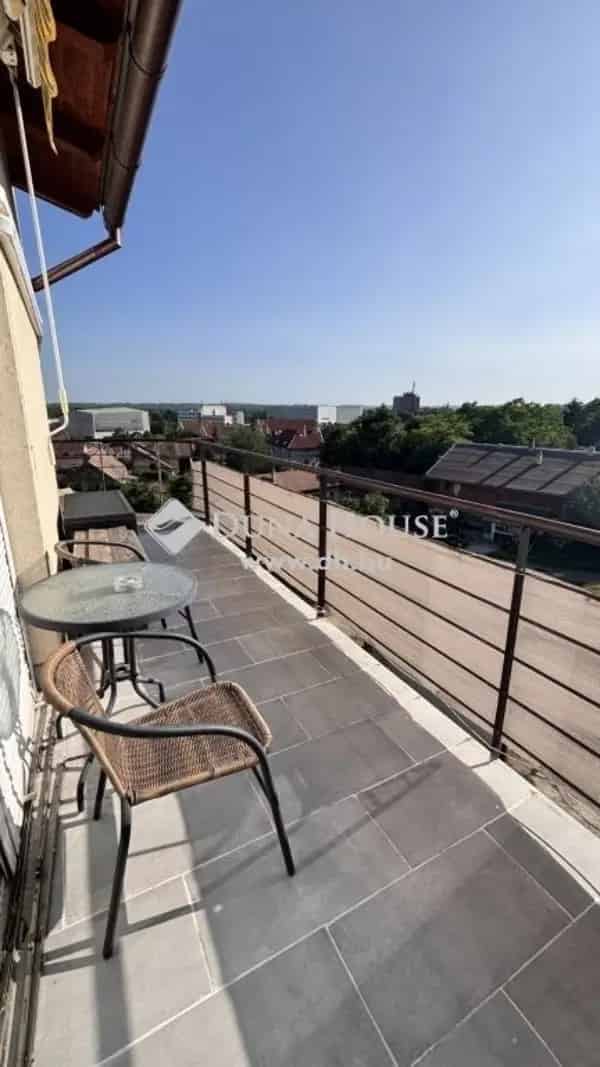 Pécs belvárosi kétszintes lakás terasszal és parkolóval