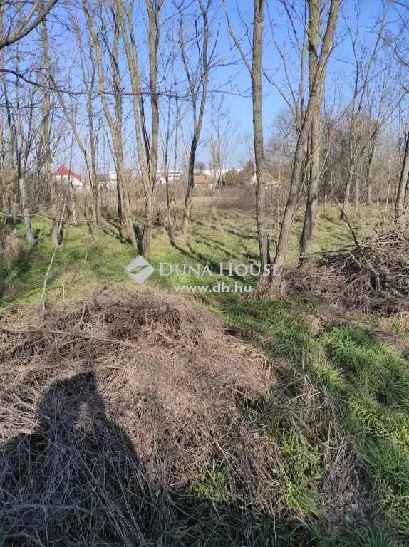 Eladó telek Vác területén, ipari park közelében