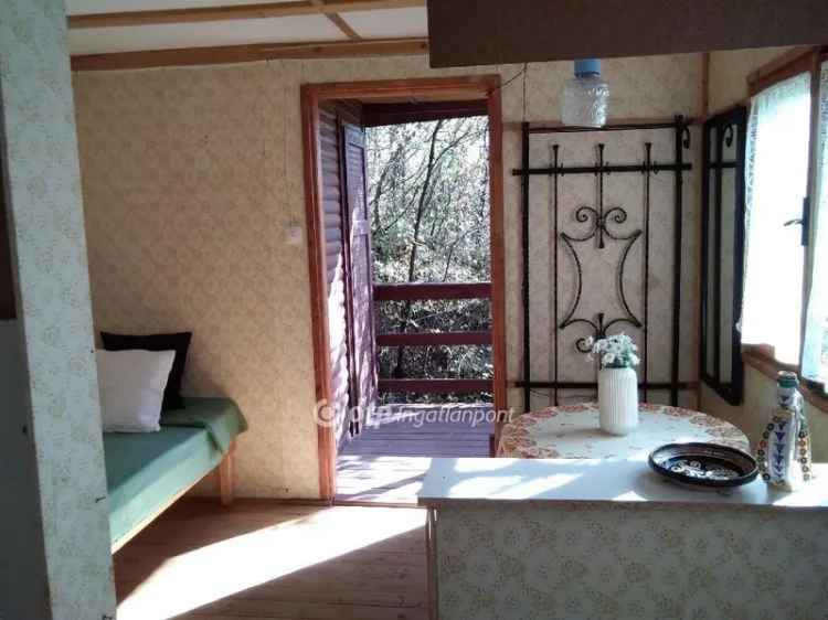Gyermelyi telek eladó faházzal 1399 m2