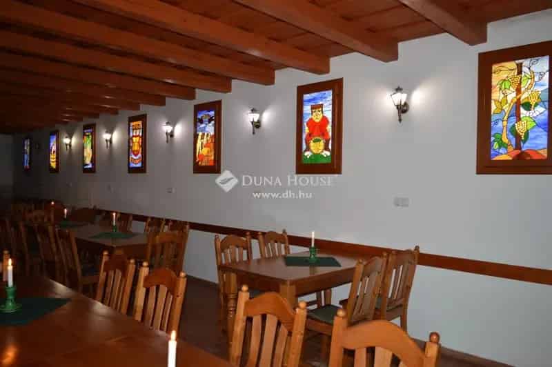 Tokaji Borgaléria eladó - Grillterasszal