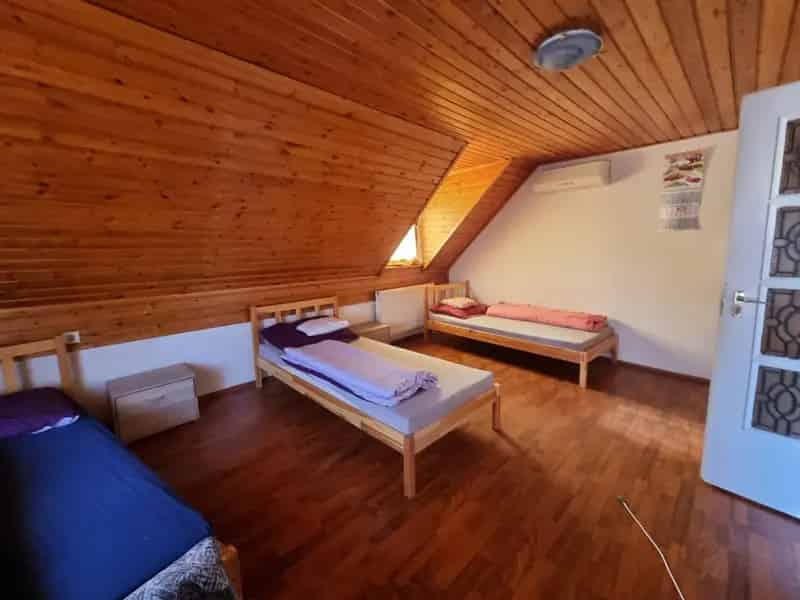 Kecskeméti Munkásszálló 9 főre