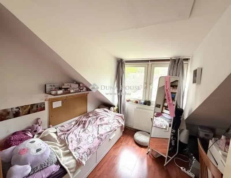 Wekerletelep 5 szobás ikerházfél garázzsal és kerttel