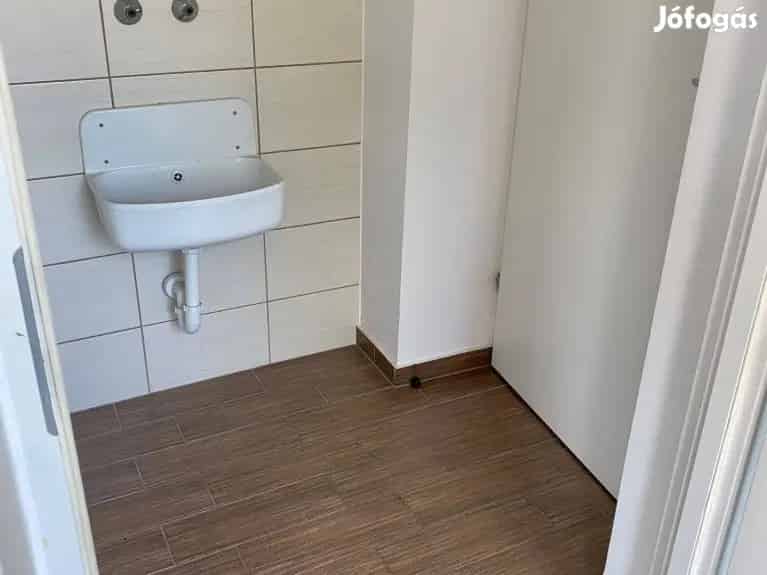Mór Központjában Eladó Üzlethelyiség Befektetőknek
