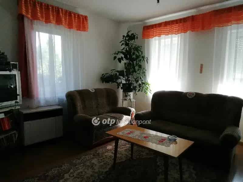 Felújított családi ház Egyeken 96 nm 689 nm telekkel
