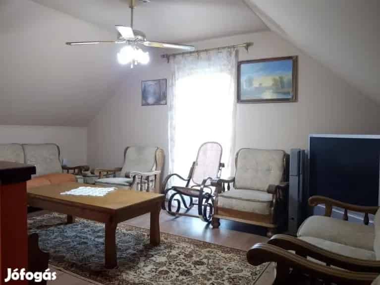 Lepsényi nyaraló eladó Balaton közelében medence intim kerttel