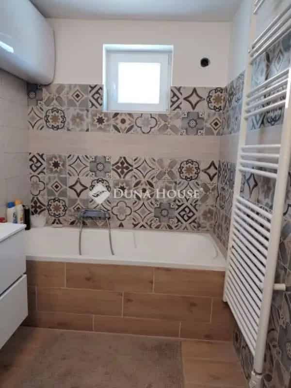 Felujitott csaldi haz jacuzzival XVI keruletben