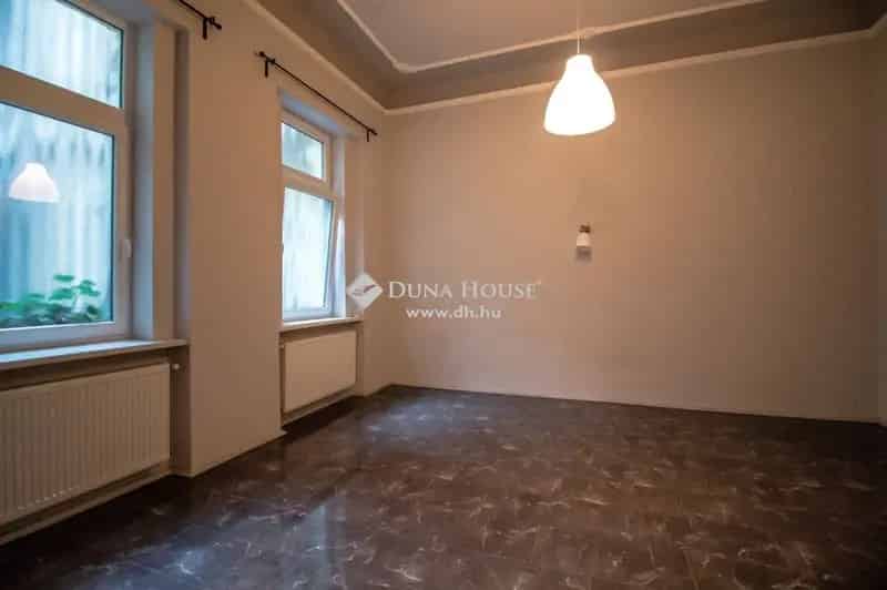 Két 30 m2-es Garzonlakás Eladó Belvárosban