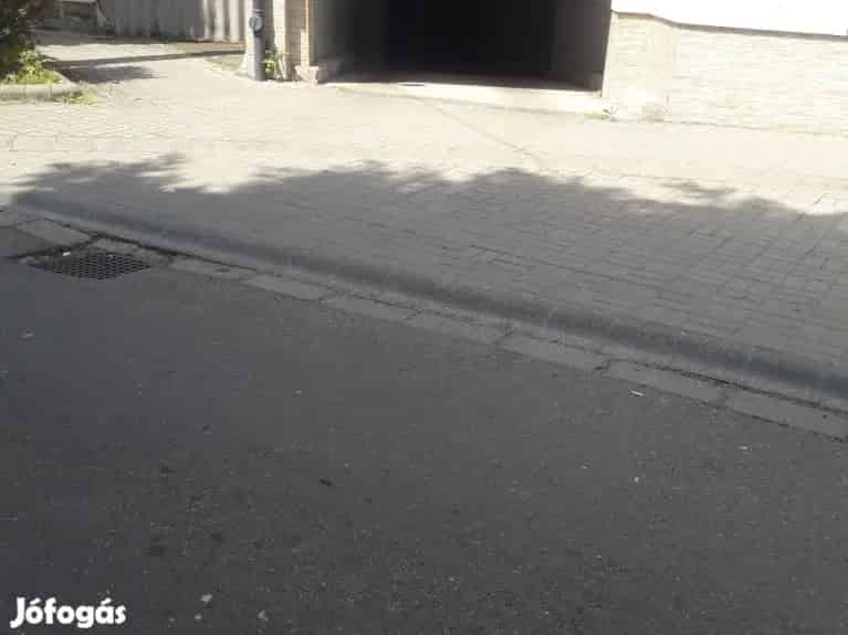 Egri belvárosi teremgarázs eladó - 2 autó beálló