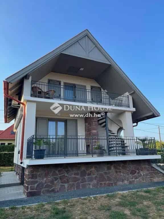 Révfülöpi felújított nyaraló két generációnak