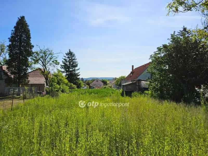 1026 nm-es telek Oroszlányon kétlakásos ház építésére