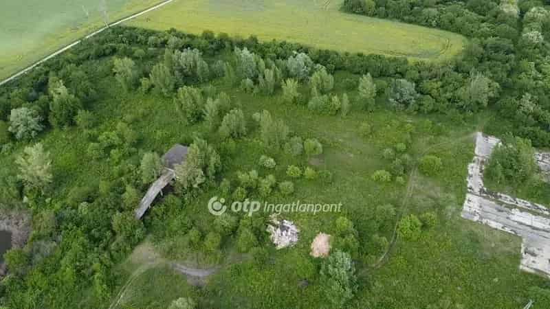 Több tóval és telekkel rendelkező ingatlan eladó Győr-Moson-Sopronban