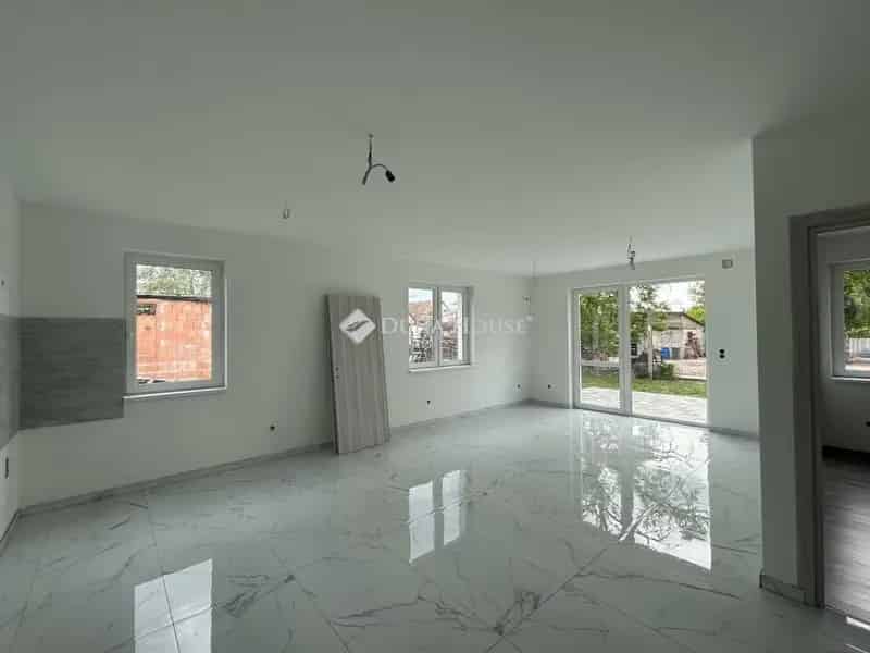 110m2-es 5 szobás ikerházfél eladó Budapest közelében