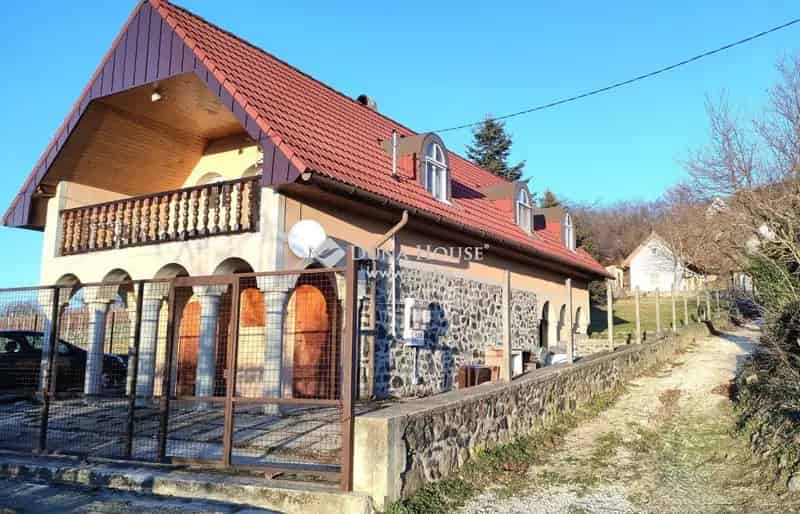 Hegyvidéki panorámás nyaraló eladó 2 szobás 105 nm-es
