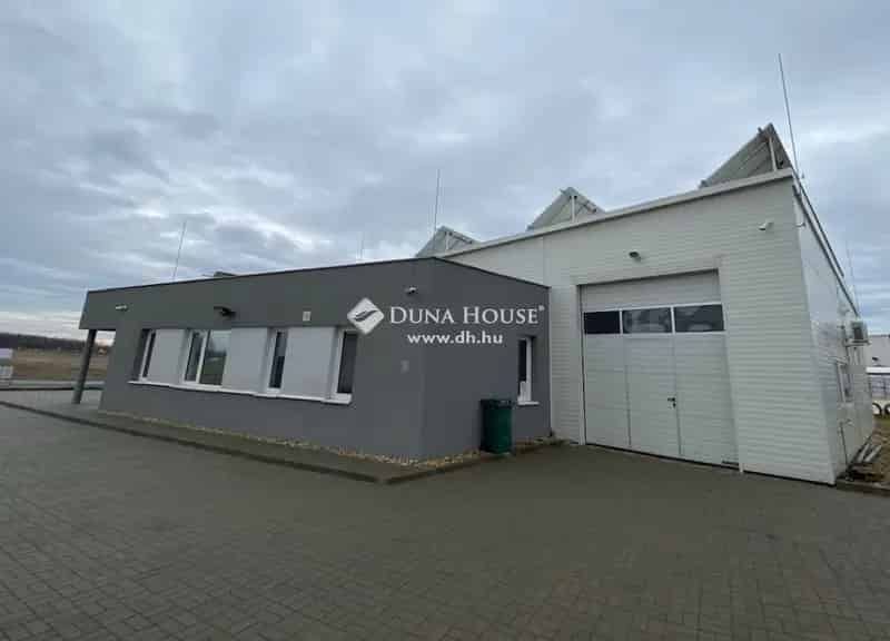 Mórahalmi Ipari Ingatlan Kiadó 225 m2 Hörmann Kapuval