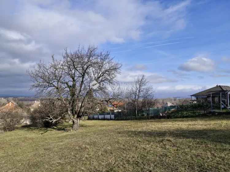 Építési telek eladó Neszmélyen panorámás elhelyezkedéssel