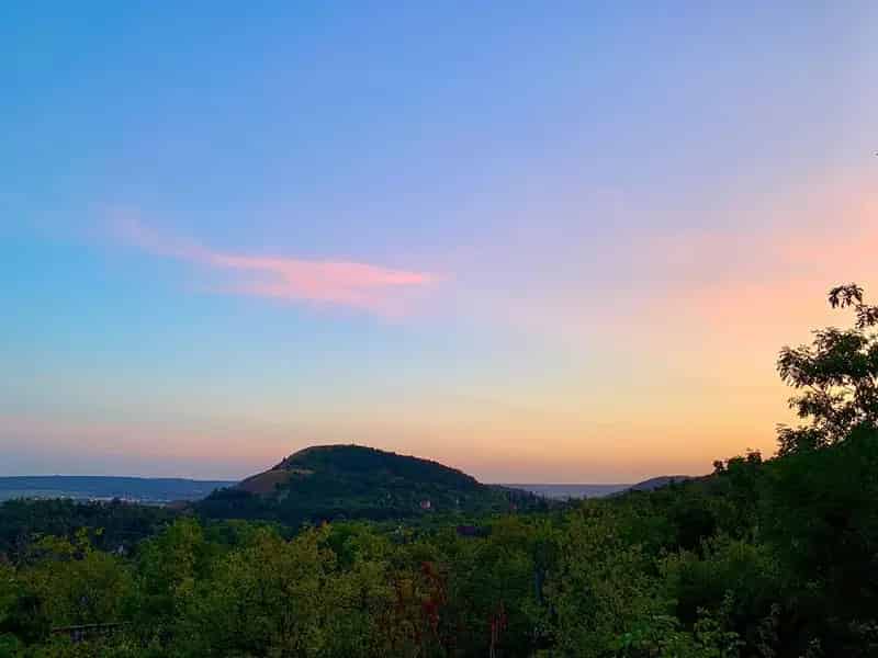 Budaörsi panorámás telek eladó faházzal