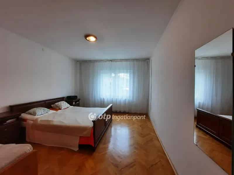 Siófok Ezüstparton 117 m2-es családi ház eladó 25 m2-es melléképülettel