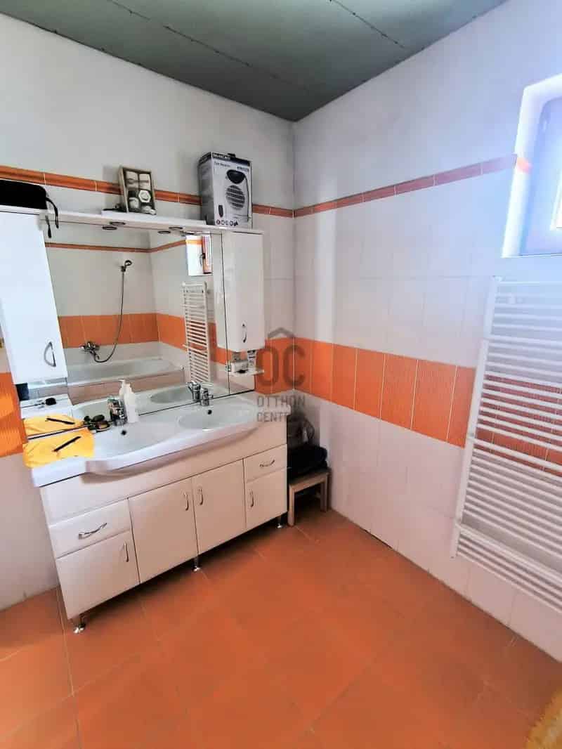 Kecskédi 3 szobás családi ház eladó - részben felújított