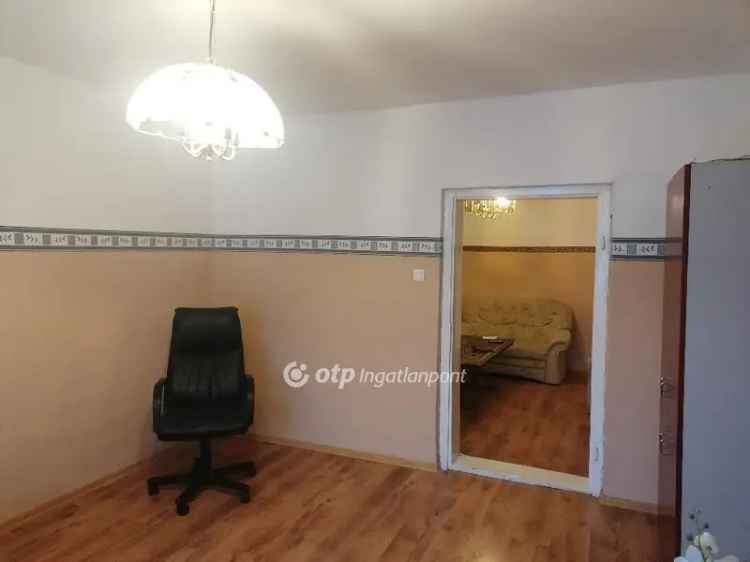 Mezőtúr 50 nm-es felújított vályog ház eladó