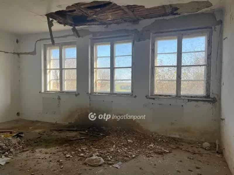 Szekszárd külterületén eladó felújítandó ház 7347 nm-es telken