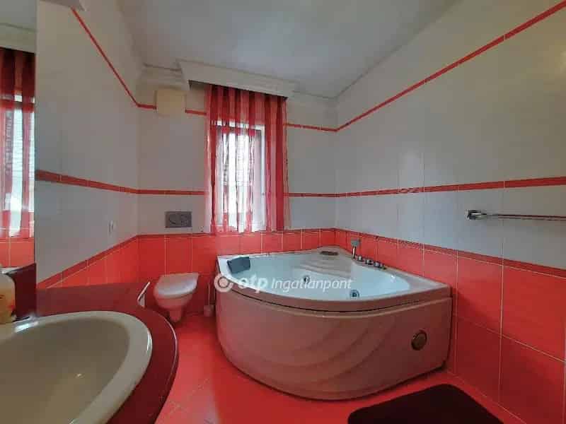 Siófoki 270 m2-es családi ház wellness résszel eladó