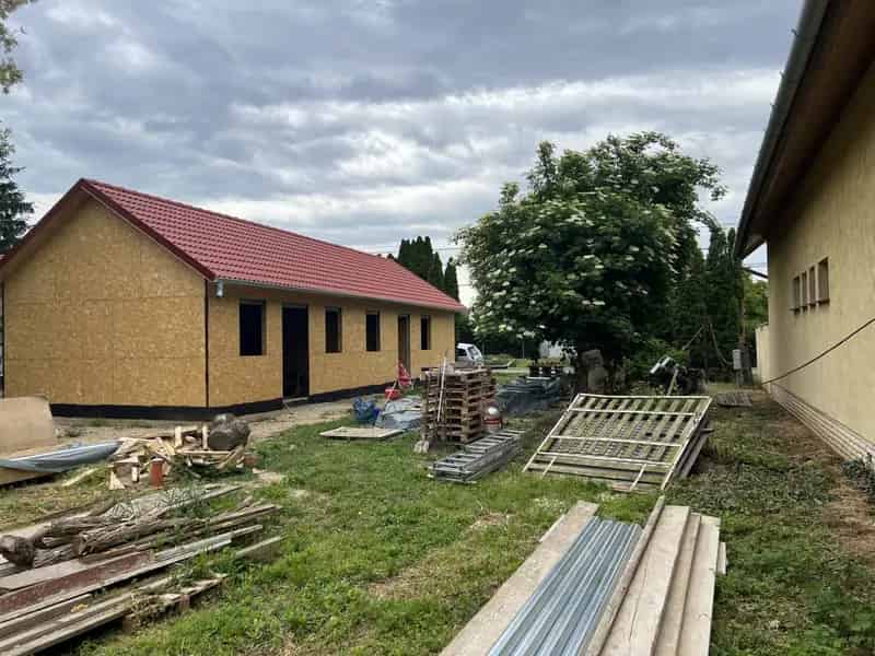 Vasszécsenyben eladó telek 90 nm-es szerkezetkész házzal és 60 nm-es lakható épülettel