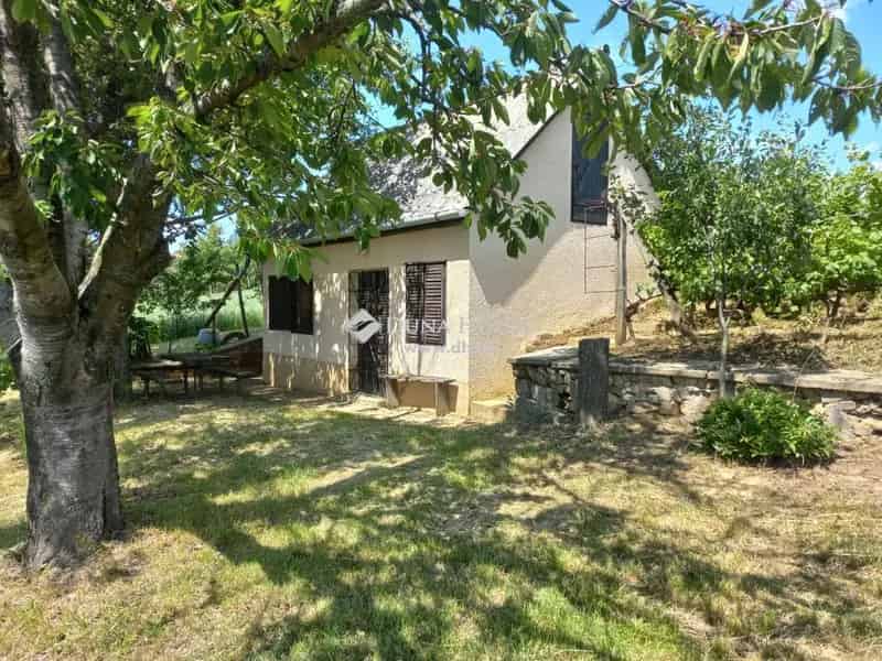 Pécsváradon eladó 23 m2-es ház 3485 m2-es telken