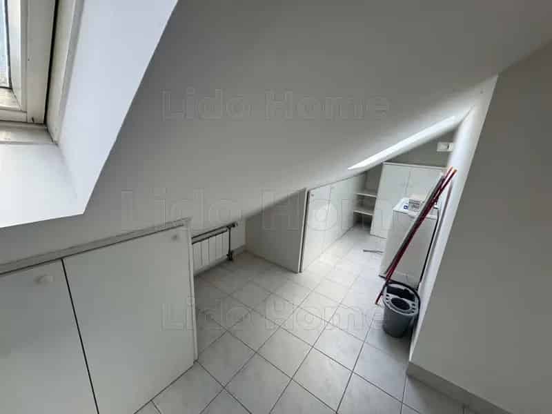 Kaposvár Damjanich utca felujitott klima 58 5 m2 tetötéri lakás kiadó