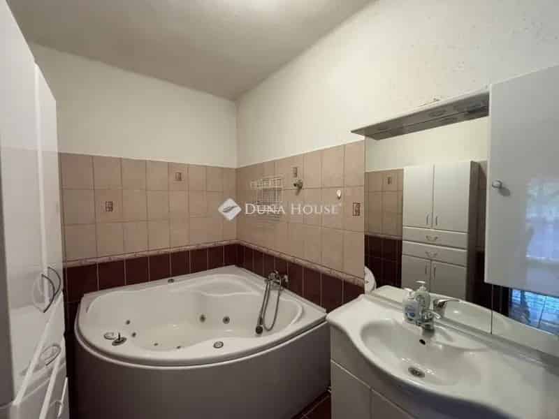 140m² családi ház eladó Lábatlanon - 3 szoba, garázs, kert
